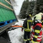 LKW droht abzustürzen – Feuerwehr hilft