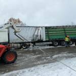 LKW droht abzustürzen – Feuerwehr hilft