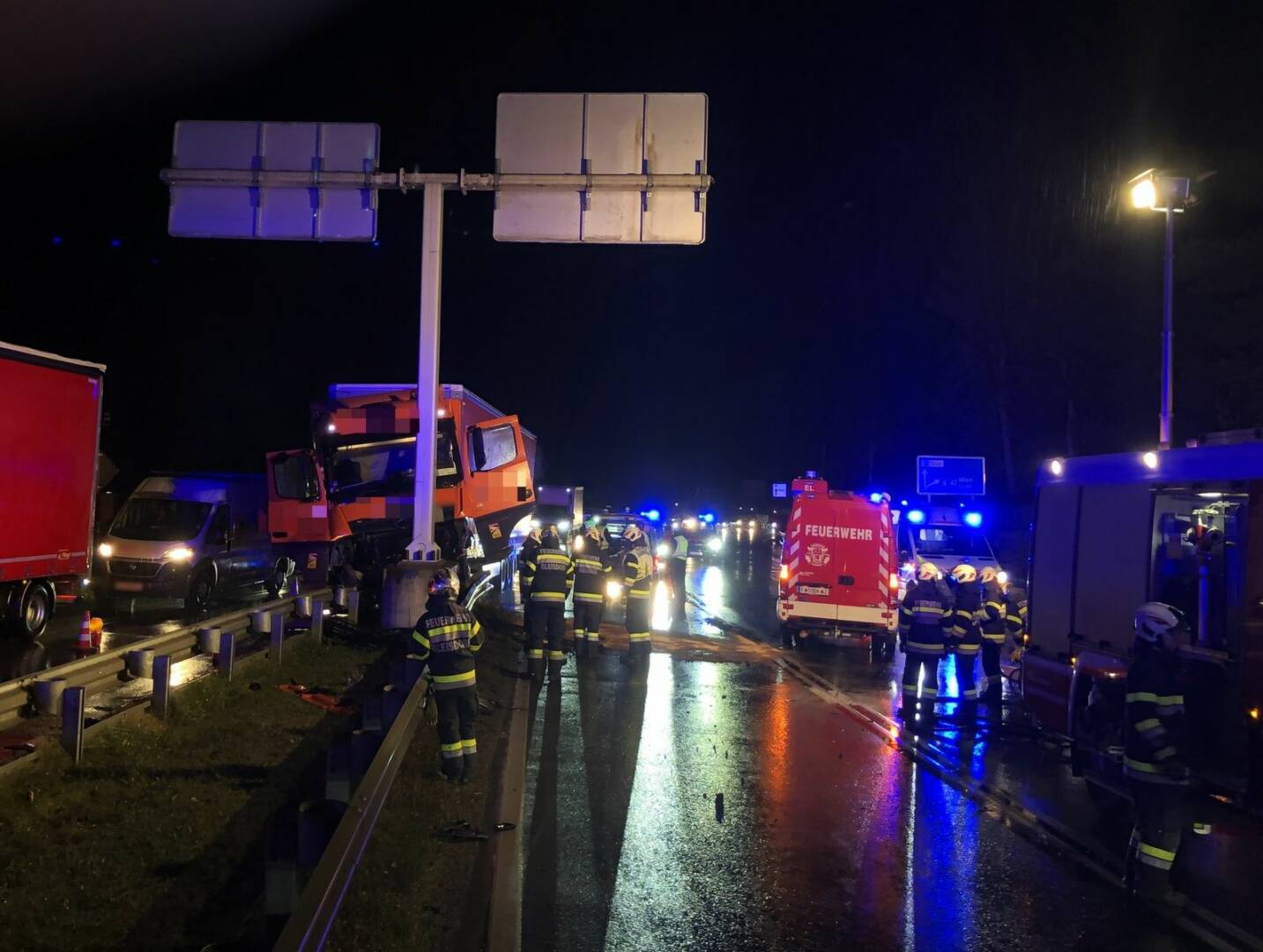 BFV Weiz: Schwerer LKW Unfall auf der B54 bei Gleisdorf