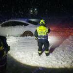 PKW Bergung aus Feld in dichtem Schneefall