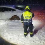 PKW Bergung aus Feld in dichtem Schneefall