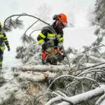 Schnee - Rund 300 Einsatzkräfte im Dauereinsatz