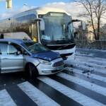 Verkehrsunfall - PKW gegen Reisebus