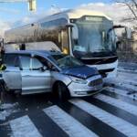 Verkehrsunfall - PKW gegen Reisebus