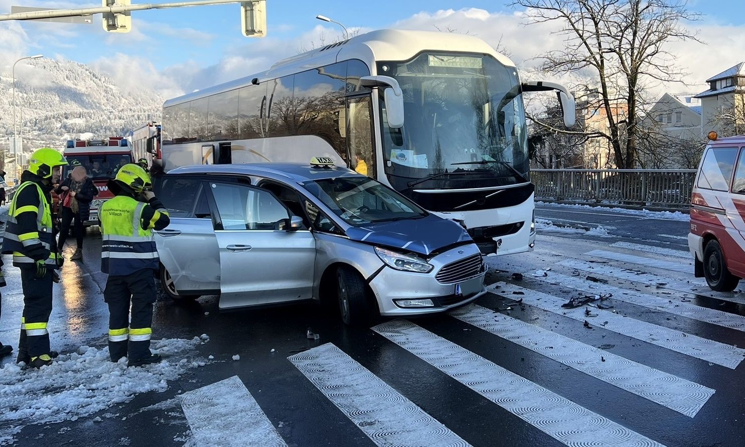HFW Villach: Verkehrsunfall – PKW gegen Reisebus