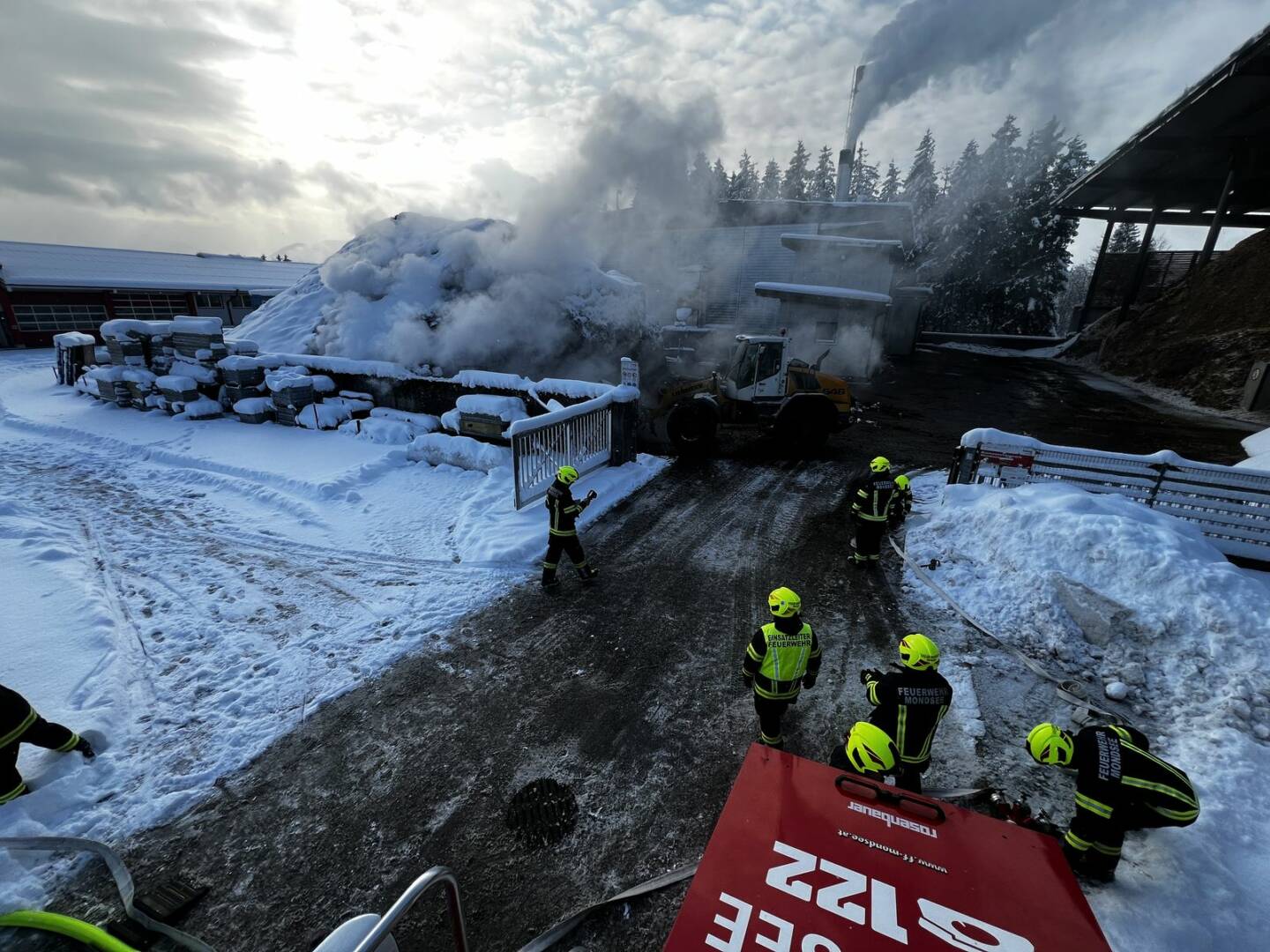 FF Mondsee: Langwieriger Brand im Heizkraftwerk