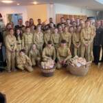 Der Nikolaus und die Feuerwehrjugend aus dem Bezirk Flachgau auf Besuch im Konradinum in Eugendorf