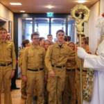 Der Nikolaus und die Feuerwehrjugend aus dem Bezirk Flachgau auf Besuch im Konradinum in Eugendorf