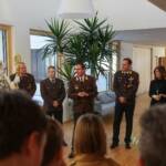 Der Nikolaus und die Feuerwehrjugend aus dem Bezirk Flachgau auf Besuch im Konradinum in Eugendorf