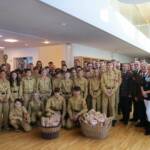 Der Nikolaus und die Feuerwehrjugend aus dem Bezirk Flachgau auf Besuch im Konradinum in Eugendorf