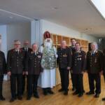Der Nikolaus und die Feuerwehrjugend aus dem Bezirk Flachgau auf Besuch im Konradinum in Eugendorf