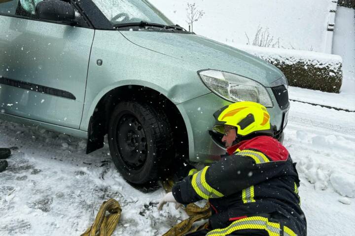Über 200 Feuerwehrleute bei turbulentem Winterwetter im Einsatz; Ein Ehepaar aus Illmau erlebte eine Schreckseckunde