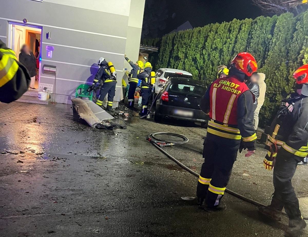 FF Andorf: Fassadenbrand eines Mehrfamilienhauses