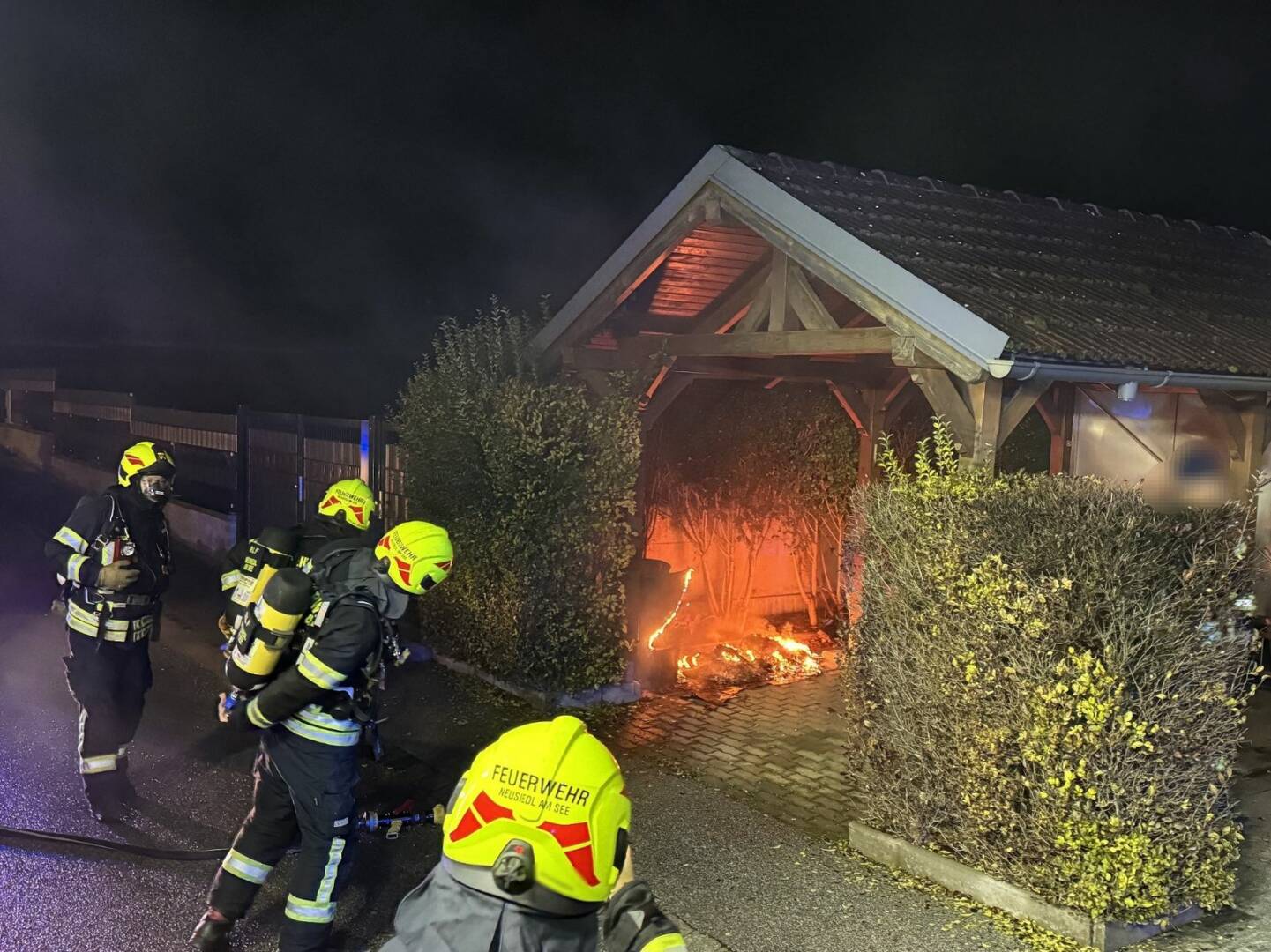 FF Neusiedl am See: Nächtlicher Mülltonnenbrand