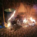 Nächtlicher Mülltonnenbrand