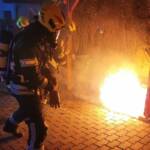 Nächtlicher Mülltonnenbrand