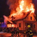Wohnhaus - Dachstuhl in Vollbrand