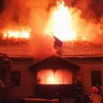 Wohnhaus - Dachstuhl in Vollbrand