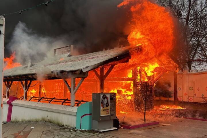 BF Wien: Lokalbrand auf der Donauinsel bei der Reichsbrücke