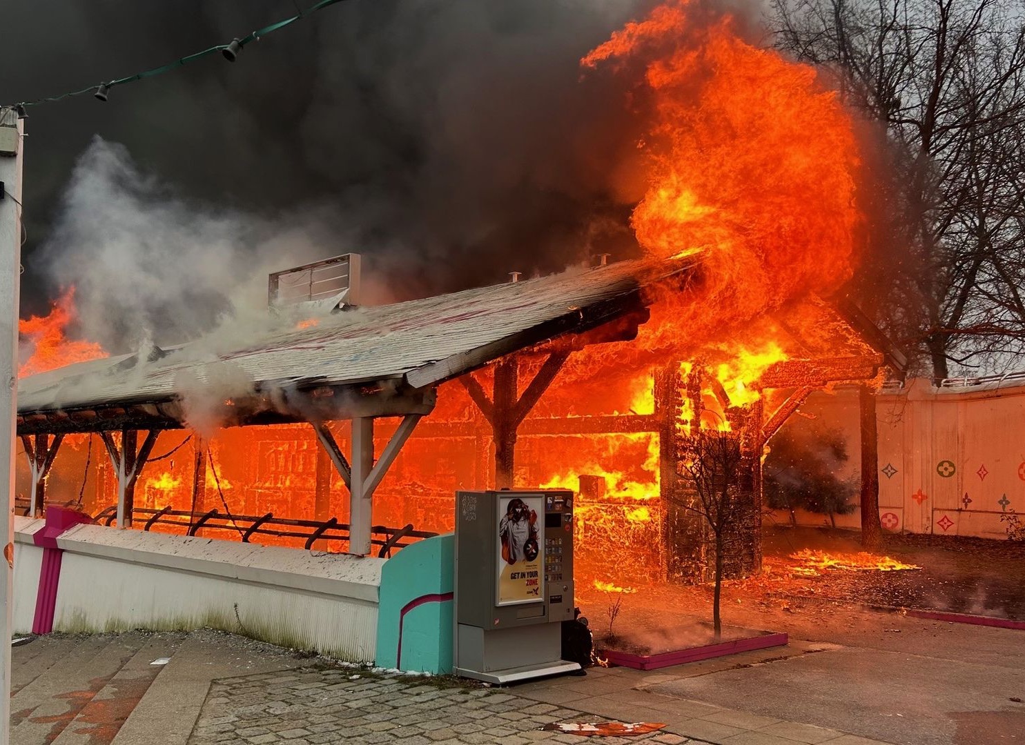 BF Wien: Lokalbrand auf der Donauinsel bei der Reichsbrücke