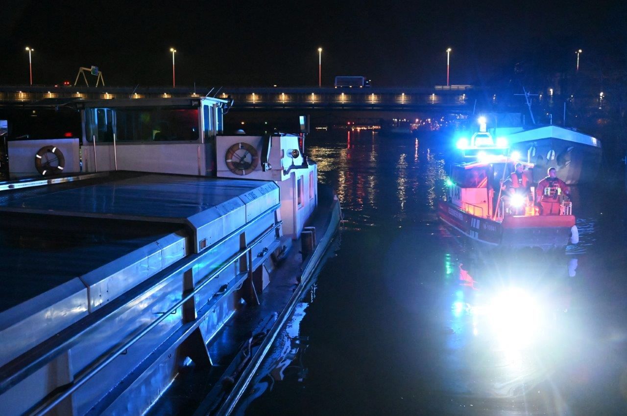 BF Wien: Güterschiff vor dem Sinken im Donaustrom gerettet