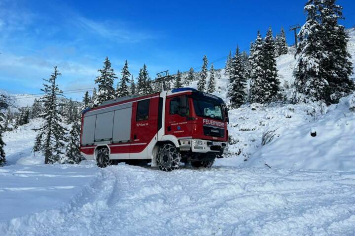 Verkehrsunfall mit eingeklemmter Person