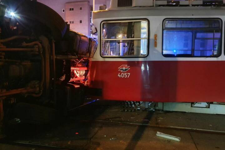 BF Wien: Verkehrsunfall mit Schienenfahrzeug