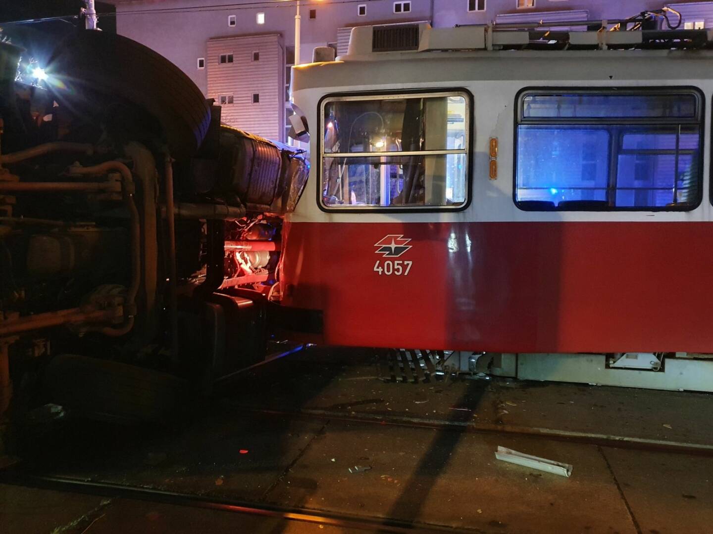 BF Wien: Verkehrsunfall mit Schienenfahrzeug