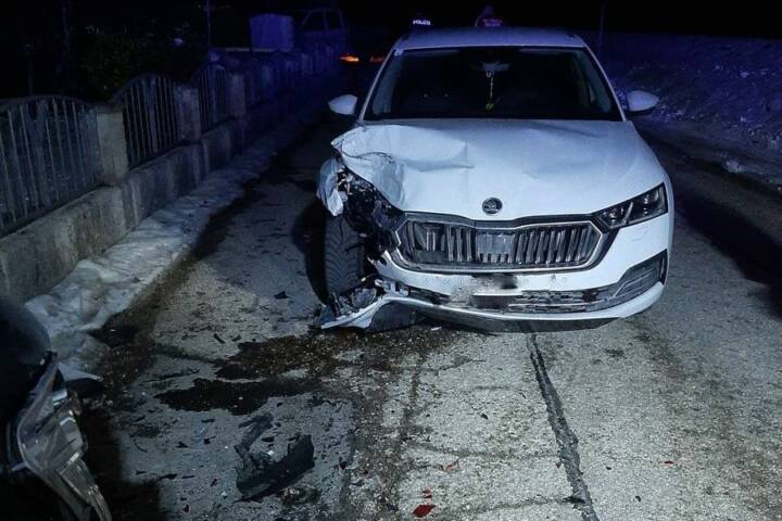 FF Bad Ischl: PKW fuhr auf abgestelltes Fahrzeug auf