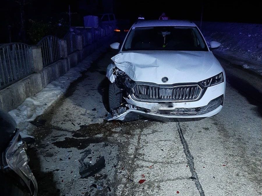 FF Bad Ischl: PKW fuhr auf abgestelltes Fahrzeug auf