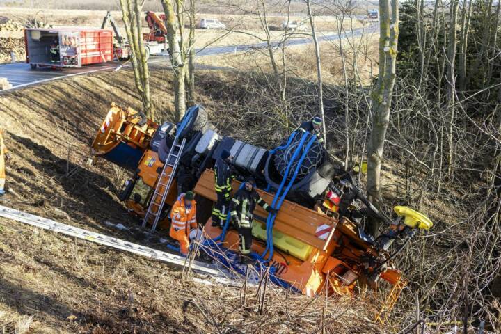 FF Krems: LKW-Bergung mit zwei Feuerwehrkranen im Bezirk Horn
