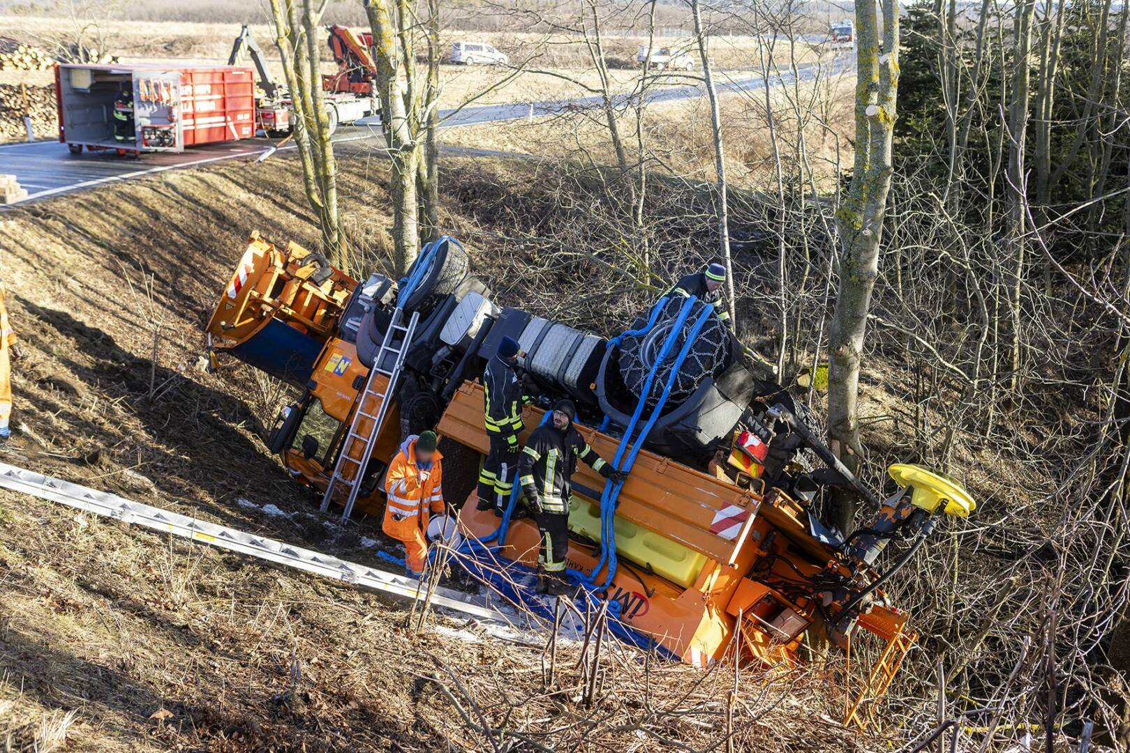 FF Krems: LKW-Bergung mit zwei Feuerwehrkranen im Bezirk Horn