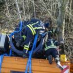 LKW-Bergung mit zwei Feuerwehrkranen im Bezirk Horn