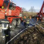 LKW-Bergung mit zwei Feuerwehrkranen im Bezirk Horn