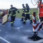 LKW-Bergung mit zwei Feuerwehrkranen im Bezirk Horn