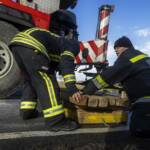 LKW-Bergung mit zwei Feuerwehrkranen im Bezirk Horn