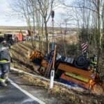 LKW-Bergung mit zwei Feuerwehrkranen im Bezirk Horn