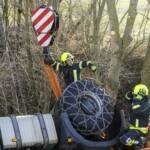 LKW-Bergung mit zwei Feuerwehrkranen im Bezirk Horn