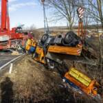 LKW-Bergung mit zwei Feuerwehrkranen im Bezirk Horn