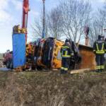 LKW-Bergung mit zwei Feuerwehrkranen im Bezirk Horn