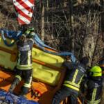 LKW-Bergung mit zwei Feuerwehrkranen im Bezirk Horn