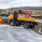 LKW-Bergung mit zwei Feuerwehrkranen im Bezirk Horn