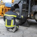 LKW-Bergung mit zwei Feuerwehrkranen im Bezirk Horn
