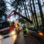 FF Pregartsdorf: Fahrzeugbergung bei Glatteis und Eisregen