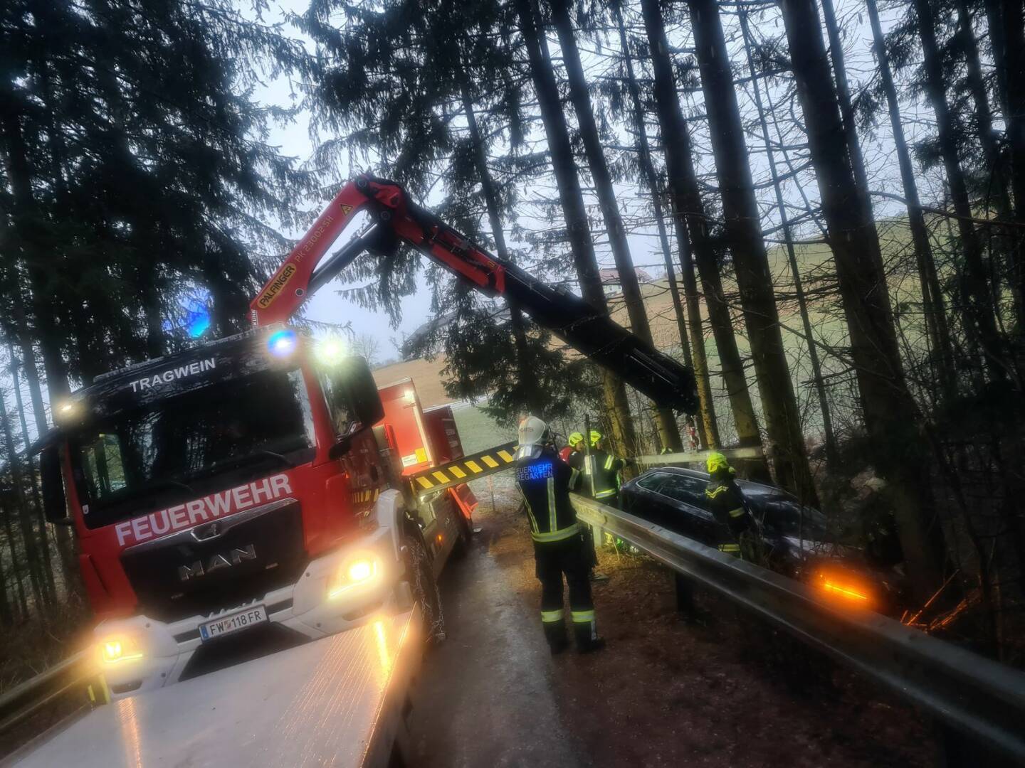 FF Pregartsdorf: Fahrzeugbergung bei Glatteis und Eisregen
