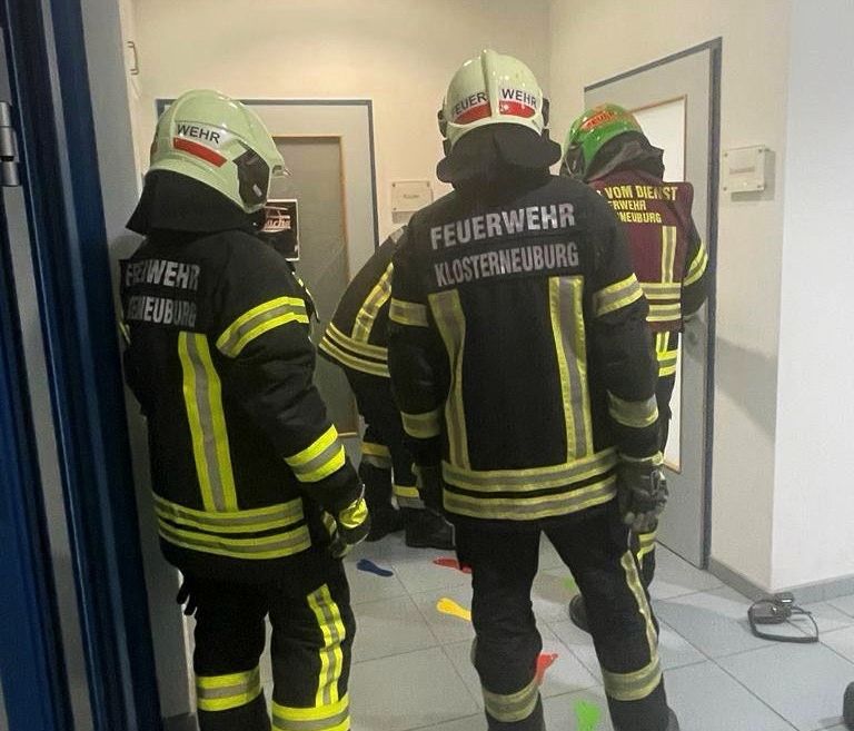 FF Klosterneuburg: 30 Personen im Klassenzimmer eingeschlossen
