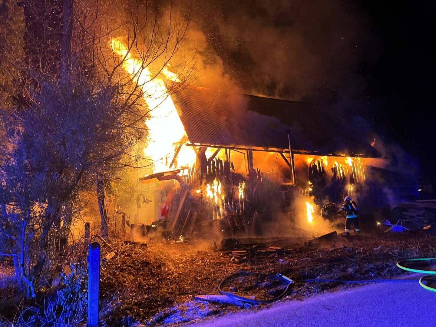 HFW Bad Ischl: Hütte samt Werkstatt in Vollbrand