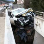 Verkehrsunfall - Hybrid-Fahrzeug kracht in Brückengeländer
