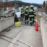 BFV Deutschlandsberg: Verkehrsunfall auf der B76 in Wies 3 Verkehrsunfall - Hybrid-Fahrzeug kracht in Brückengeländer