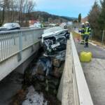 BFV Deutschlandsberg: Verkehrsunfall auf der B76 in Wies 4 Verkehrsunfall - Hybrid-Fahrzeug kracht in Brückengeländer